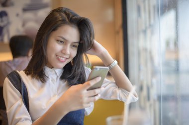 Çekici kadın onun mesajlarını Smartphone sitti süre