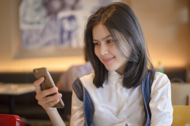 Çekici kadın onun mesajlarını Smartphone sitti süre