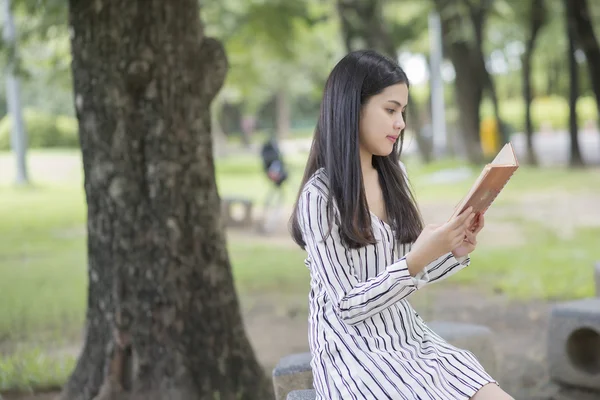 Olvasson egy könyvet a park, vonzó nő — Stock Fotó