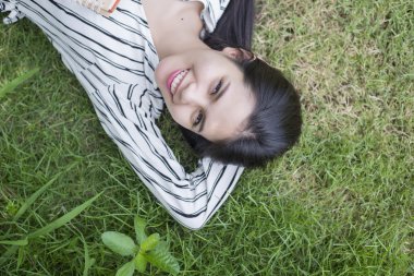 Çekici kadın parkta bir kitap okuma 