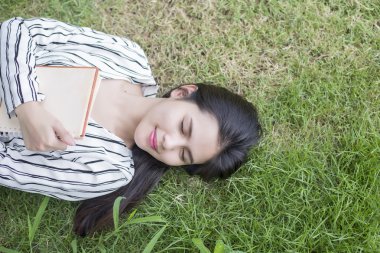 Çekici kadın parkta bir kitap okuma 