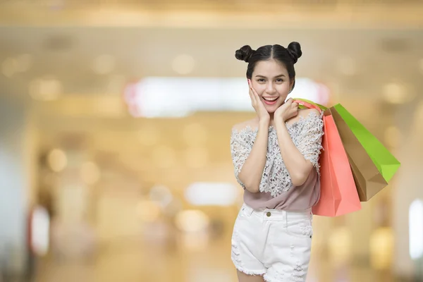 Приваблива покупка жінка тримає сумки — стокове фото