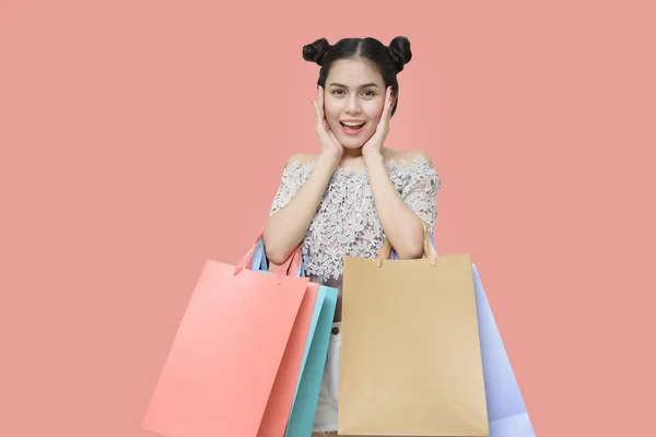 Attraktive Shopperin mit Einkaufstaschen auf Lachsrücken — Stockfoto