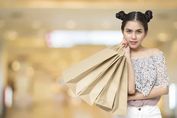 Приваблива покупка жінка тримає сумки — стокове фото