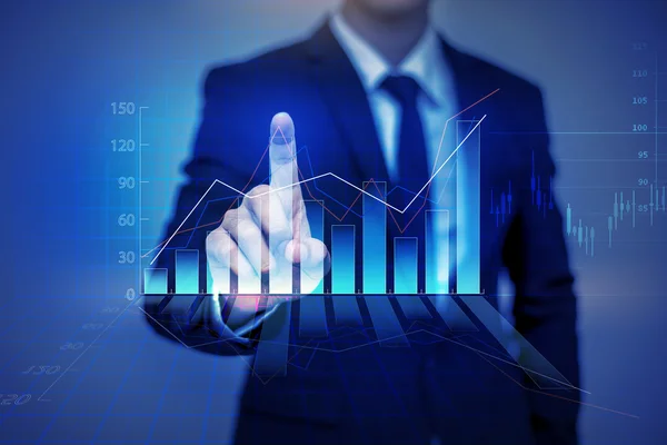 Megható pénzügyi grafikon virtuális képernyőn üzletember közelről — Stock Fotó