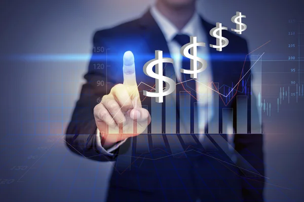 Крупним планом бізнесмен торкається фінансового графа у віртуальному екрані — стокове фото