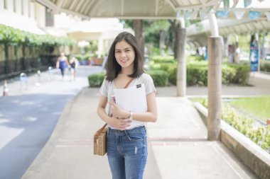 Kampüste bir Asya Üniversitesi Öğrenci portresi