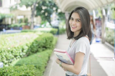 Kampüste bir Asya Üniversitesi Öğrenci portresi