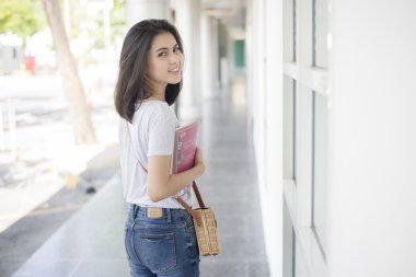 Kampüste bir Asya Üniversitesi Öğrenci portresi