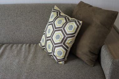 Kanepe ve yastık içinde ev