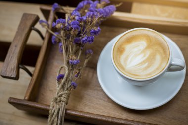 ahşap masa arka plan üzerinde sıcak latte sanat