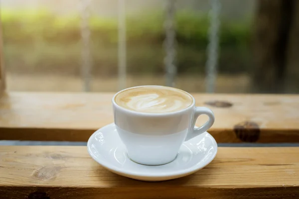 Ζεστό latte art στο παρασκήνιο τραπέζι από ξύλο — Φωτογραφία Αρχείου