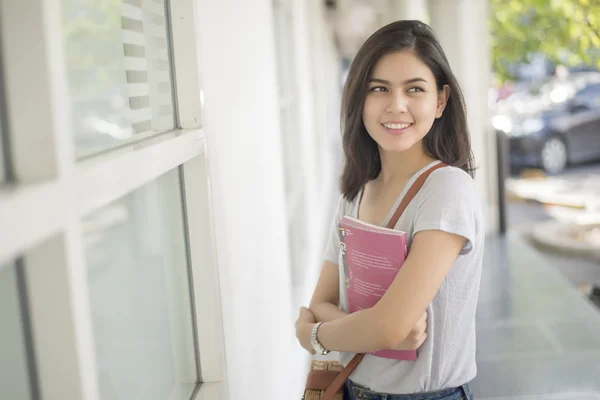 Een portret van een Aziatische universiteitsstudent op de campus — Stockfoto