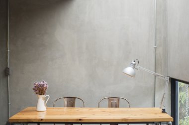 Çimento duvar ile modern masalar