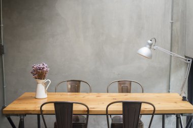 Çimento duvar ile modern masalar