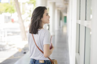 Kampüste bir Asya Üniversitesi Öğrenci portresi