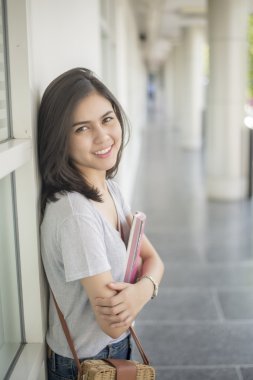 Kampüste bir Asya Üniversitesi Öğrenci portresi