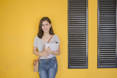 Kampüste bir Asya Üniversitesi Öğrenci portresi