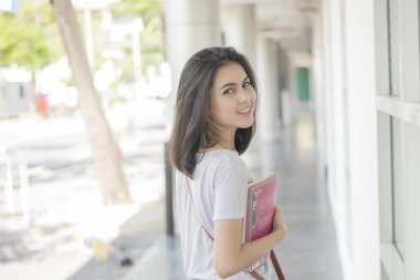 Kampüste bir Asya Üniversitesi Öğrenci portresi