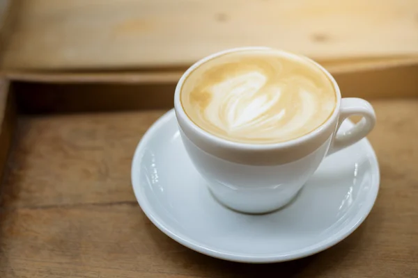 Arte latte quente na mesa de madeira fundo — Fotografia de Stock