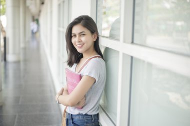 Kampüste bir Asya Üniversitesi Öğrenci portresi