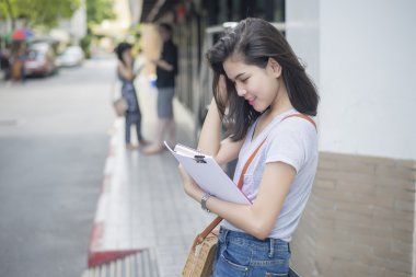 Kampüste bir Asya Üniversitesi Öğrenci portresi