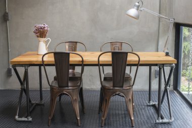 Çimento duvar ile modern masalar