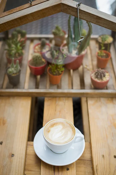 Arte latte caliente sobre fondo de tabla de madera —  Fotos de Stock