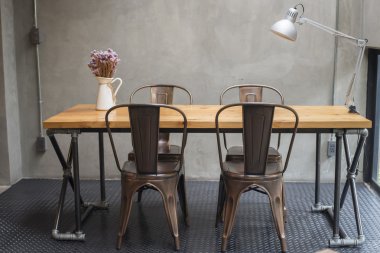 Çimento duvar ile modern masalar