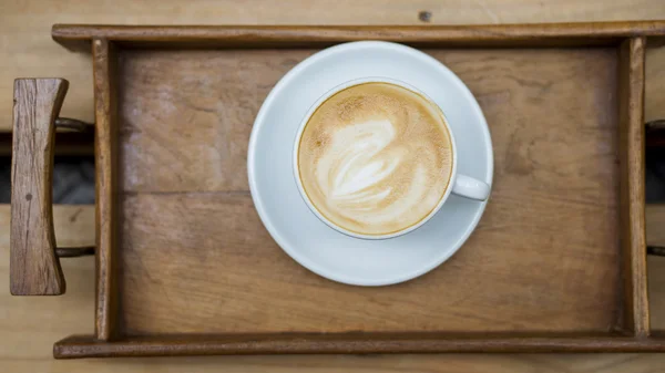 Arte latte caliente sobre fondo de tabla de madera — Foto de Stock