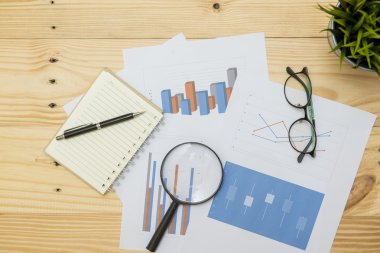 Ofis işyeri Büyüteç ahşap masa, tarih ile sağlayan bir