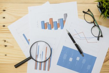 Ofis işyeri Büyüteç ahşap masa, tarih ile sağlayan bir