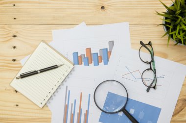 Ofis işyeri Büyüteç ahşap masa, tarih ile sağlayan bir