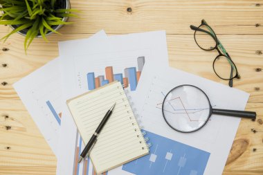 Ofis işyeri Büyüteç ahşap masa, tarih ile sağlayan bir