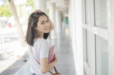 Kampüste bir Asya Üniversitesi Öğrenci portresi