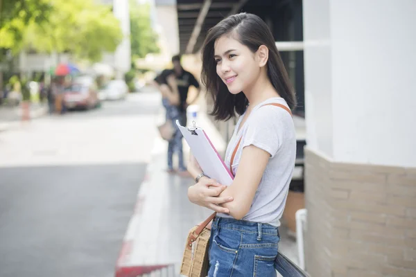 Een portret van een Aziatische universiteitsstudent op de campus — Stockfoto