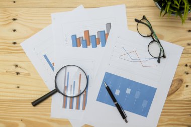 Ofis işyeri Büyüteç ahşap masa, tarih ile sağlayan bir