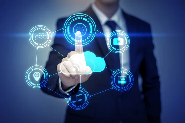 Primer plano del empresario tocando el icono de las redes sociales en el sc virtual — Foto de Stock