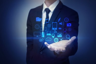 Sosyal medya simge tutan bir işadamı yakın çekim 