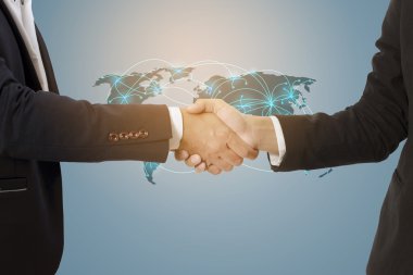  Dünya harita arka plan ile tokalaşırken işadamı