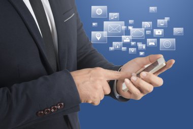 sosyal medya ile akıllı telefon dokunmak işadamı el kadar kapatın