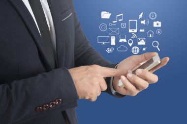 sosyal medya ile akıllı telefon dokunmak işadamı el kadar kapatın