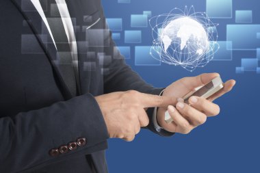 sosyal medya ile akıllı telefon dokunmak işadamı el kadar kapatın