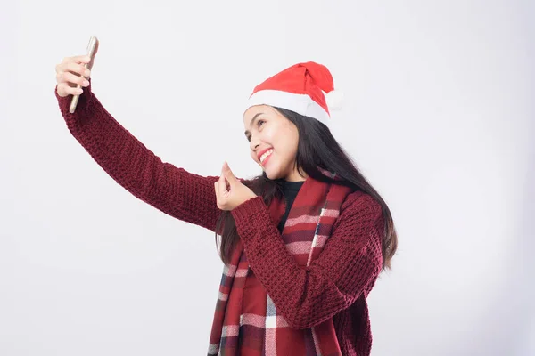 Młoda Uśmiechnięta Kobieta Czerwonym Kapeluszu Świętego Mikołaja Robi Selfie Białym — Zdjęcie stockowe