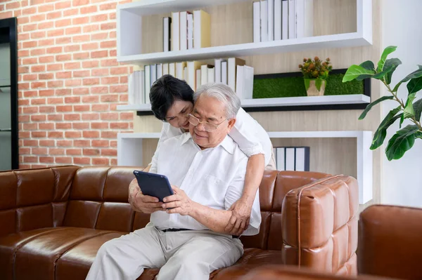 Una Feliz Pareja Asiática Alto Nivel Está Utilizando Tableta Hablando — Foto de Stock