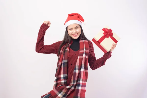 Retrato Jovem Sorrindo Mulher Vestindo Chapéu Vermelho Papai Noel Isolado — Fotografia de Stock