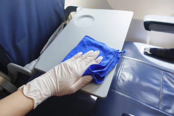 Close Hand Trägt Handschuhe Reinigungsflugzeug Für Covid Prävention Pandemie — Stockfoto