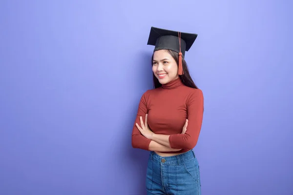 Ritratto Giovane Studentessa Universitaria Con Berretto Laurea Sfondo Viola — Foto Stock