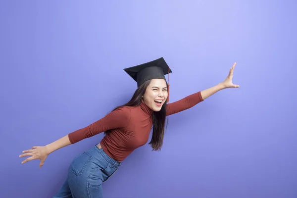 Portret Van Jonge Universiteitsstudente Met Afstudeerpet Violette Achtergrond — Stockfoto