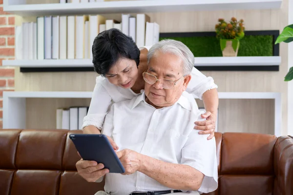 Una Feliz Pareja Asiática Alto Nivel Está Utilizando Tableta Hablando —  Fotos de Stock
